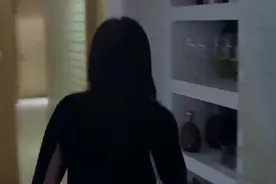 妻子突然回家，想给给老公一个惊喜，一开门却给自己一个惊吓视频封面
