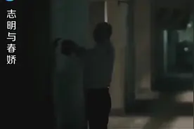 车里传出急促的救命声，警察打开后备箱，三个人都吓得目瞪口呆视频封面