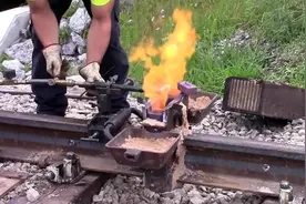 铁轨与铁轨之间的缝隙是怎么给补上的？视频封面