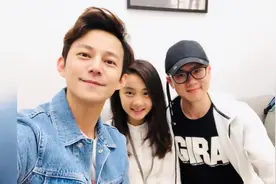 何炅终于晒出“家人”合影 网友：照片中间气质出众的女孩是谁？视频封面