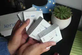 妹子购买美瞳后进行试戴，清洁很重要视频封面