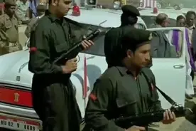 印度拆迁占地现场，农民失地要自杀，市长亲自来送钱安慰！