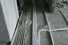 不开槽的水电上面原来这样铺地砖，装修师傅技术不错！图片