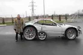 男子用膨胀泡沫和硬纸板翻新汽车，全新的汽车还上了车展图片