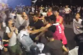 街球之王——吴悠被人群殴图片