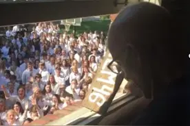 感人场面 四百美国高中生为患癌老师献唱图片