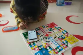 跟小侄女用微信玩飞行棋，我竟然没输过，小孩子太可爱了。图片