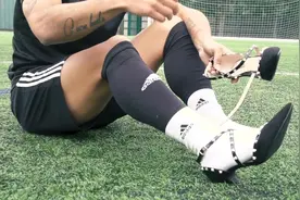 足球场上极限挑战，穿高跟鞋颠球射门够爷们！视频封面