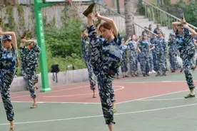 一字马绝技成山师学子新标签，颜高技高再成新闻热点图片