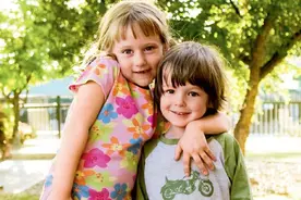 家有俩宝爱争宠，家长如何平衡？图片