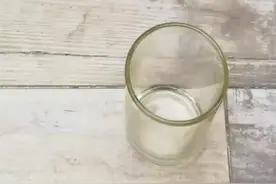 DIY：玻璃杯巧变彩花瓶图片