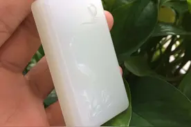 在赌石我就剁手；一刀下去我赔了一辆法拉利图片
