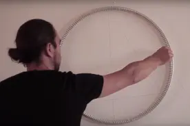 模仿艺术家Petros Vrellis画锤子LOGO图片