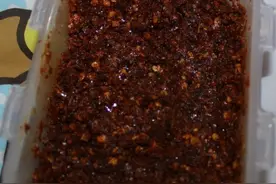 不要以为做辣椒酱简单其实做不好就容易黑或苦，教你一招保证好吃图片