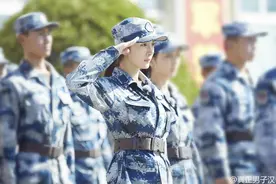 佟丽娅军装敬礼和拿枪照曝光，姿势帅到炸！和杨幂敬礼照你喜欢谁图片