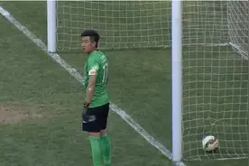 GIF-世界足坛门将十大另类失误，中超喝水哥上榜！图片