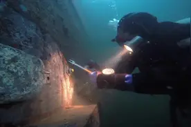 船体维修，是怎么修的？得有人带着潜水设备，下水修！