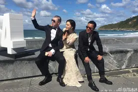 范冰冰与冯小刚揽腰搭肩 一旁的王中磊尴尬了图片