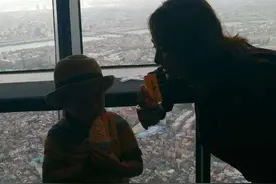 看看杨紫妈妈给杨紫拍的旅游照，这绝对是亲妈！图片