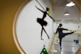 实拍：瞎子芭蕾舞蹈老师的简单生活图片