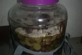 自酿葡萄酒上面长白毛，这样的酒还能不能喝？图片