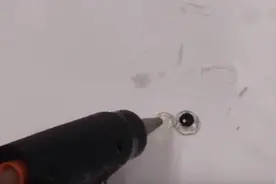 在热胶上粘贴好看的饰品，凝固后变成精美的首饰图片