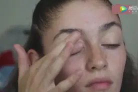 素颜女孩满脸痘痘，抹上粉底遮盖后，没想到化完妆，可以这么美！