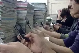 笑话：玩手机精神，看书就困，怎么办？有办法！图片