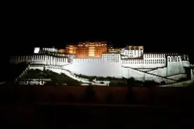 月亮上的布达拉宫图片
