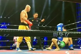 最完美KO，一龙16万拍卖拳套做公益，播求怕了吗图片