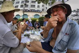 我们农民工吃饭的照片，感动了你们城里人图片
