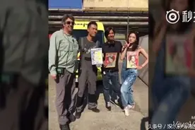 舒淇PO照秀恩爱，上演花式虐狗，旁边电灯泡好抢眼！图片