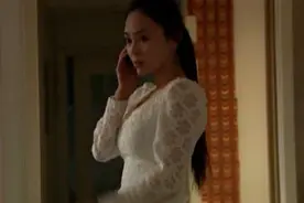 小情侣在家过纪念日正要亲近时，女友领导来电让她马上去公司见面