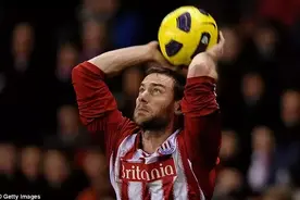 看你们掷界外球的水平，就知道你们一定单身很多年！图片