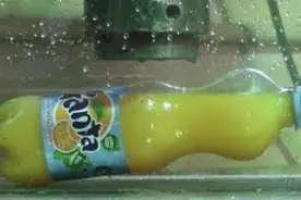 实拍：把一瓶芬达放在水中，开动液压机碾压！图片