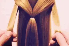 2款女生甜美编发图解教程，手残党也可以轻松速成！图片