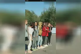 火箭少女吴宣仪上班应援声震破天，同组合成员超尴尬