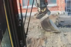 型挖掘机铲斗能360度旋转，师傅不用老是移履带了