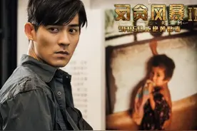 婆婆天天打孩子屁股，终于孩子变笨了。图片