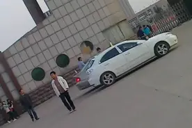 小伙看宝马车顶放瓶水妹纸不断，自己骑电动车照做却悲剧图片