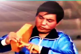 几十年前，武警现场表演硬气功，这手指真厉害！图片