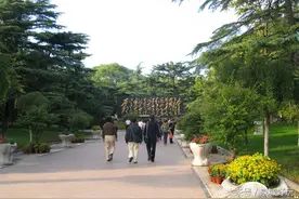 大明湖内的毛主席诗词碑图片