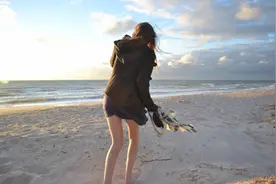 闺蜜离异带着三个孩子，有三处房产，两辆豪车，我想和她绝交图片