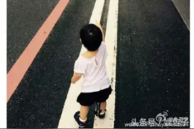 炫娃狂魔朱亚文对女儿舔屏，网友：可爱的女儿回个头！图片
