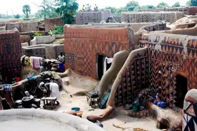 非洲牛粪盖房像艺术品，门太小进屋要钻洞！图片