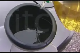 将一桶食用油倒进汽车油箱里，开起来会是什么样的结果视频封面