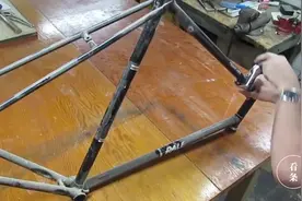 如何把一个正常尺寸的自行车架缩小，小哥这焊接技术没话说视频封面