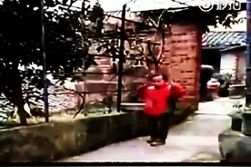 小屁孩放鞭炮钻天猴，结果钻到了他爹的裤裆里...这孩子惨了！图片