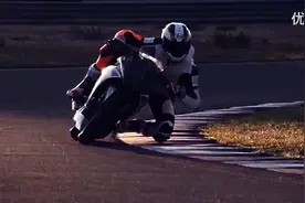 《V报告》来自奥地利的钢炮摩托车 KTM RC390 评测图片