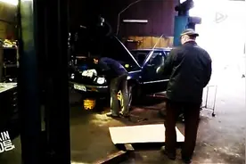 直接吓傻了！儿子修车老爸放炮恶搞图片